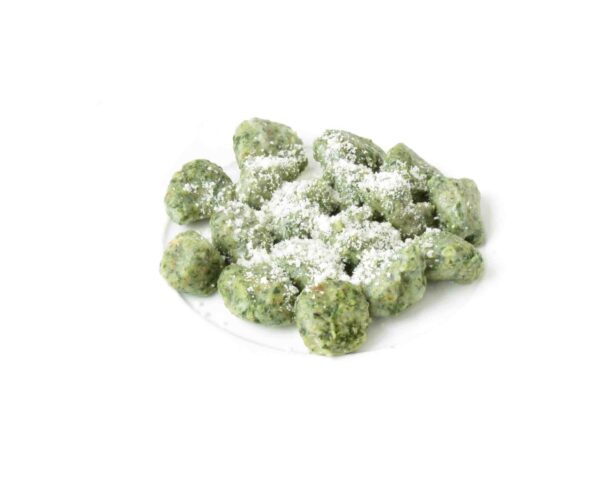 Primo piatto pronto con gnocchi agli spinaci.