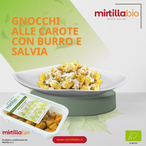 gnocchi alle carote con burro e salvia in un piatto bianco con etichetta biologica Mirtillabio