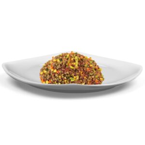 Grande viaggio primo piatto pronto con riso rosso, zucchine e carote bio su piatto bianco
