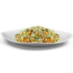 Primo piatto di orzo con verdure fichi nocciole tostate pronto da gustare