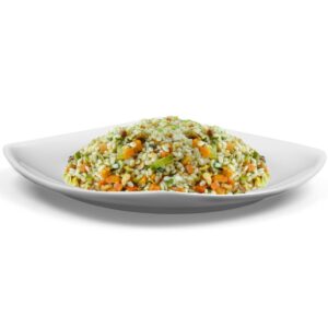 Primo piatto di orzo con verdure fichi nocciole tostate pronto da gustare