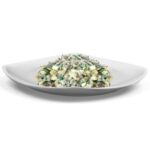 Primo piatto pronto Pizzoccheri di grano saraceno con burro, formaggio, patate, verze e coste. su piatto bianco