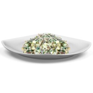 Primo piatto pronto Pizzoccheri di grano saraceno con burro, formaggio, patate, verze e coste. su piatto bianco