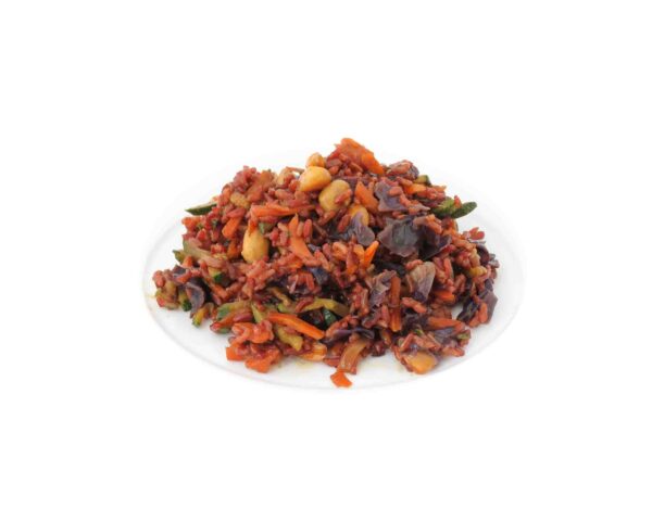 Primo piatto vegetariano Riso rosso contadino biologico servito su piatto, preparato con riso rosso e mix di verdure dell'orto.