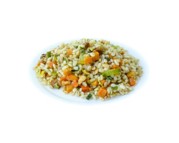Primo piatto di orzo con verdure fichi nocciole tostate