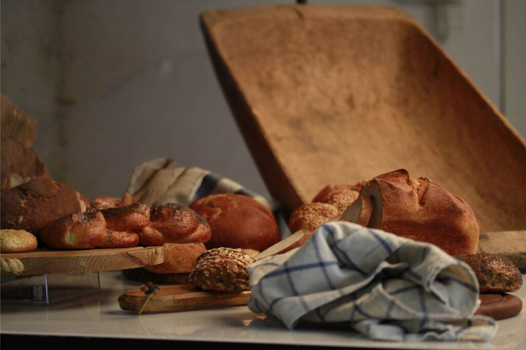 una selezione di pane già cotto di mirtilla bio, appoggiata su tavolo